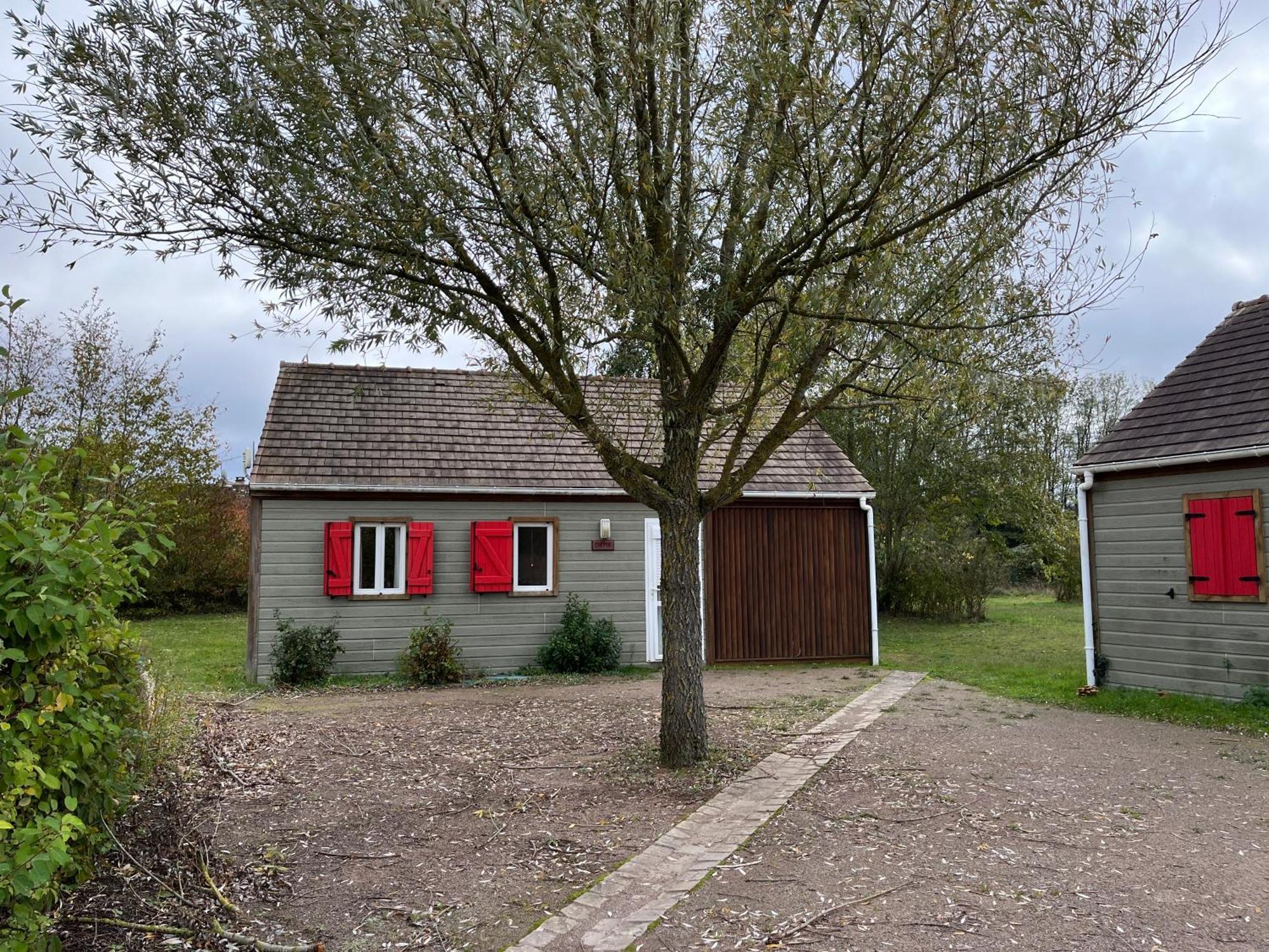 Les Maisonnettes Du Lac - Base De Loisirs Lavare Exterior photo